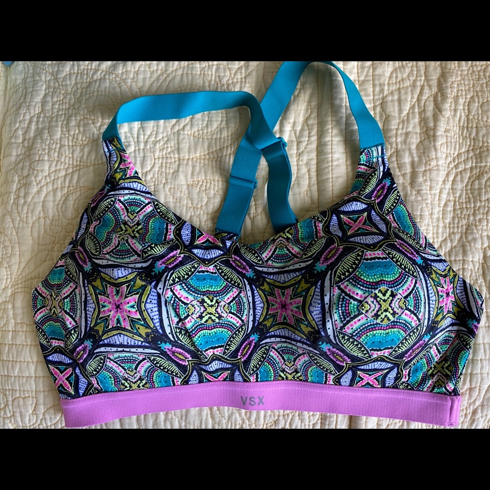Lightly lined sports bra with adjustable back